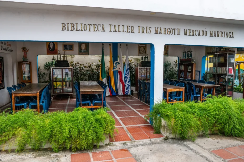 Biblioteca Taller Iris Margoth Mercado Marriaga, con mesas y zona verde