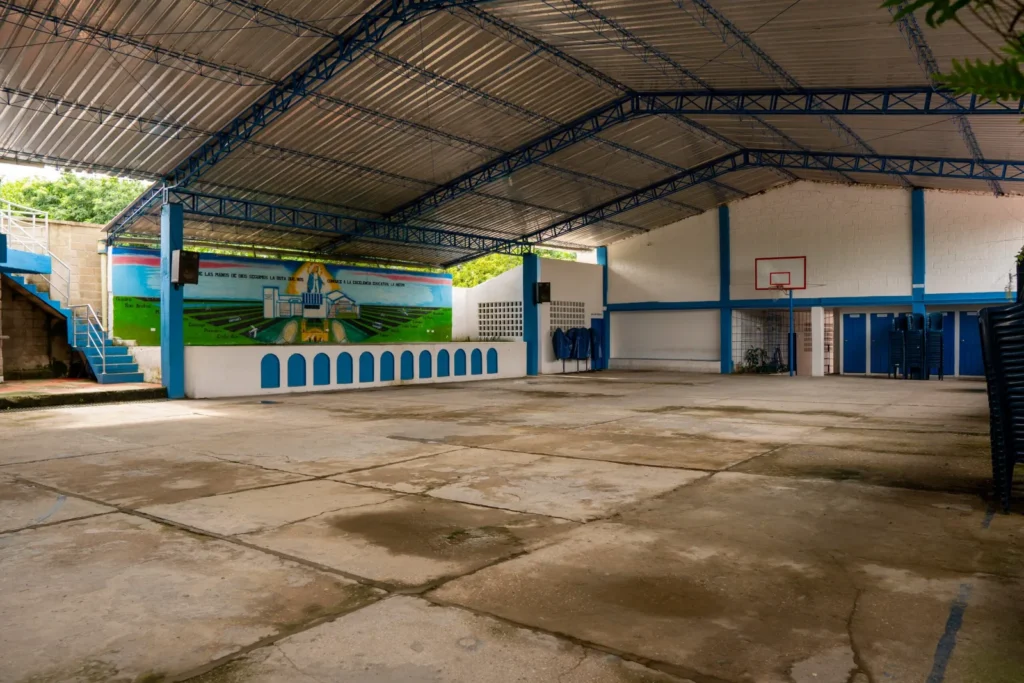 Cancha cubierta del colegio con techo metálico