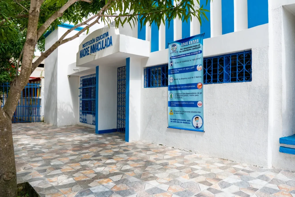 Fachada principal de la Institución Educativa Madre Inmaculada