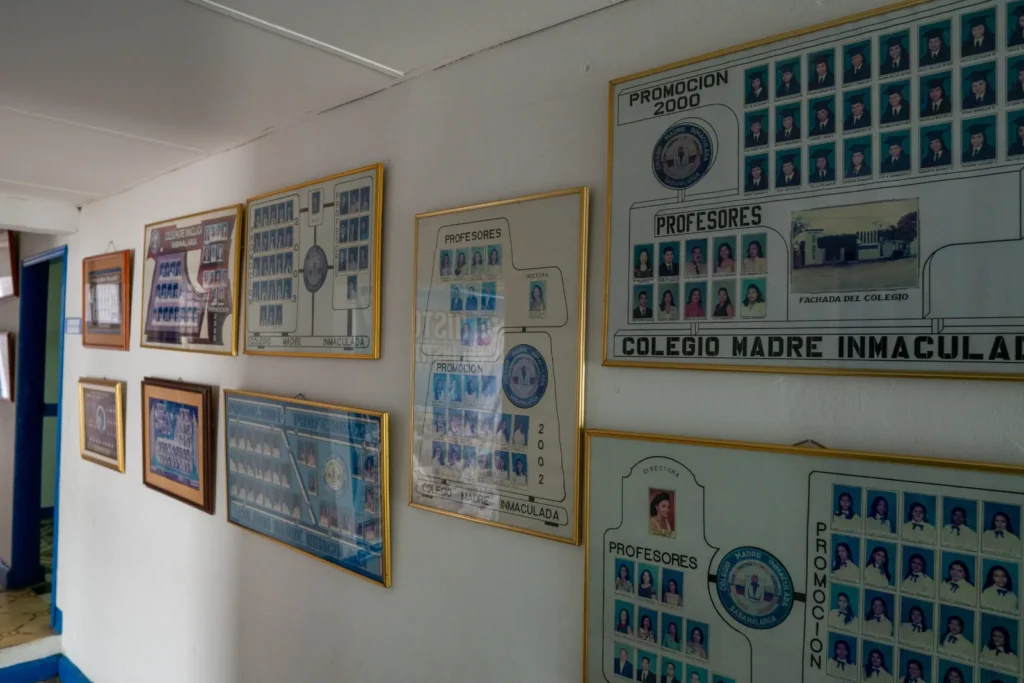 Pared con cuadros de promociones y reconocimientos del colegio