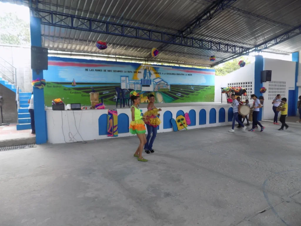 Desfile folclórico con trajes típicos en el patio del colegio