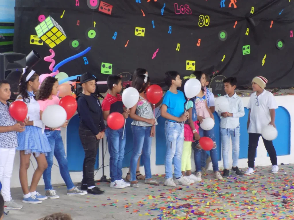 Niños con globos y disfraces en la jornada cultural del colegio