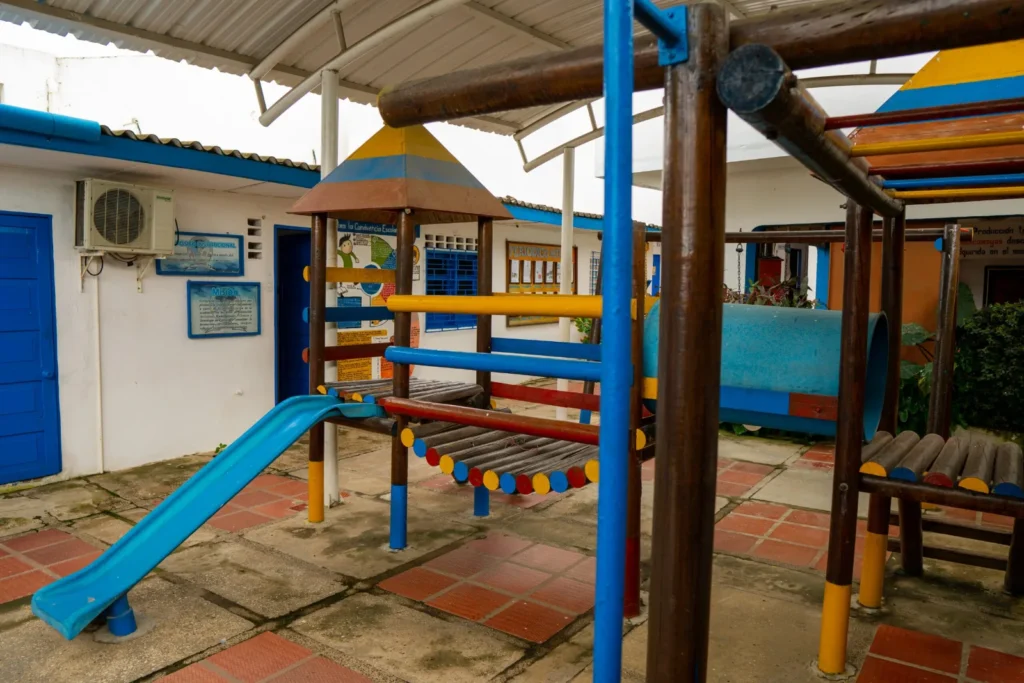 Zona de juegos infantil del colegio vista desde un lateral